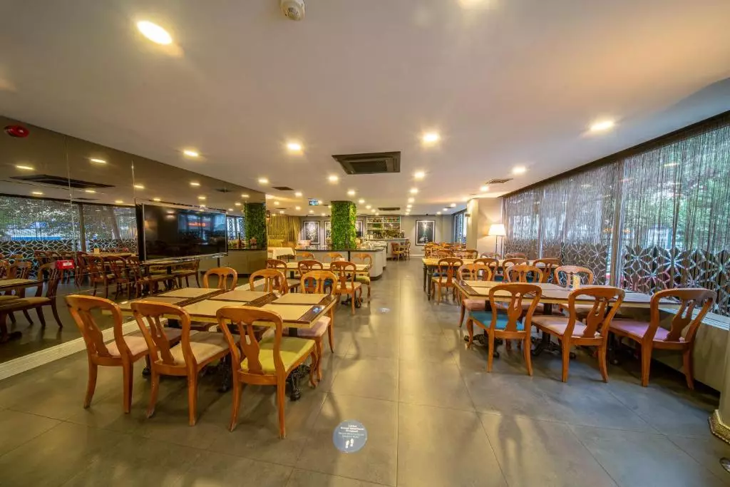 رستوران All Seasons Hotel